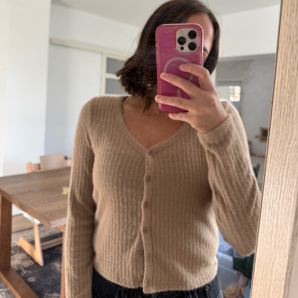 Item: Hollister Cardigan 
Size: L
Condition: Like-New